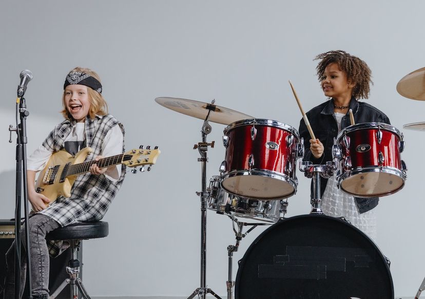 Kinderen playing instruments drums and guitar