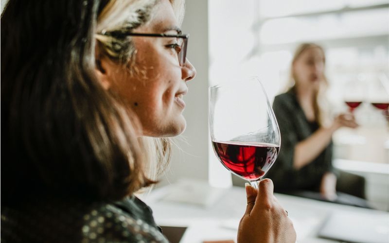 Wijn Cursus Proeven Vrouw Glas Rode Wijn